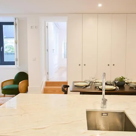 Apartamento Lindo 2 Quartos Com Pátio - Batalha - C